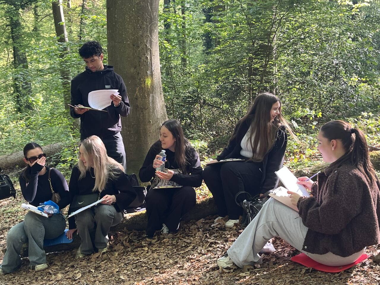 Groupe d'élèves partageant un moment en forêt