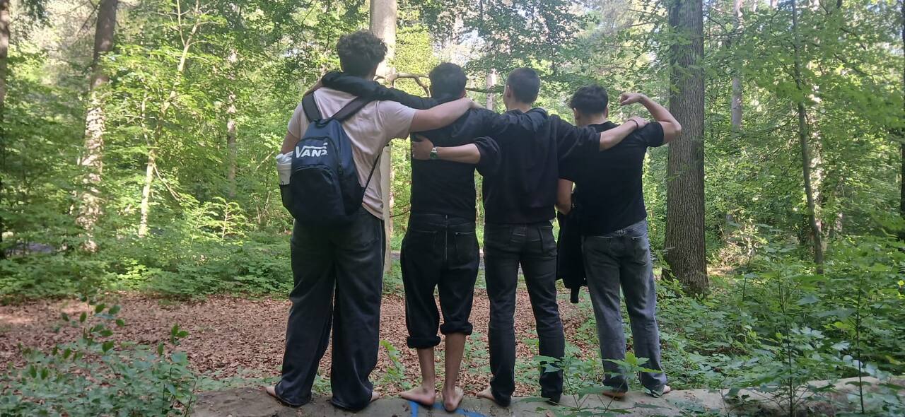 Groupe d'élèves en immersion en forêt