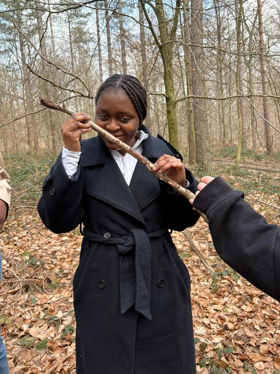 Élève réalisant un exercice sensoriel en forêt