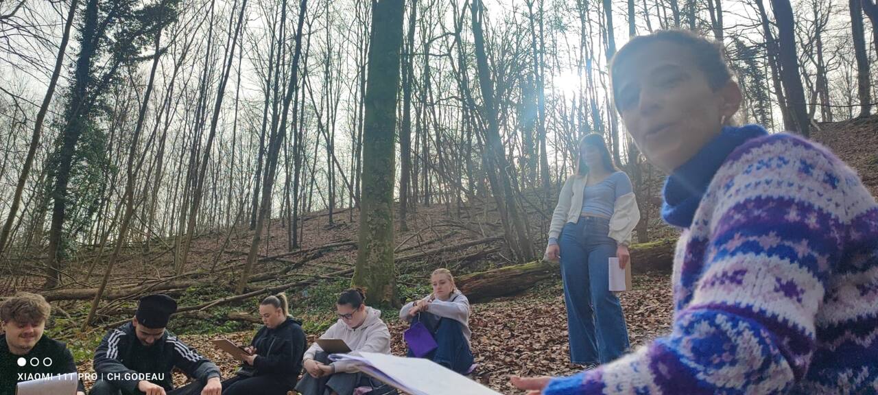 Moment de groupe partagé avec la guide en forêt