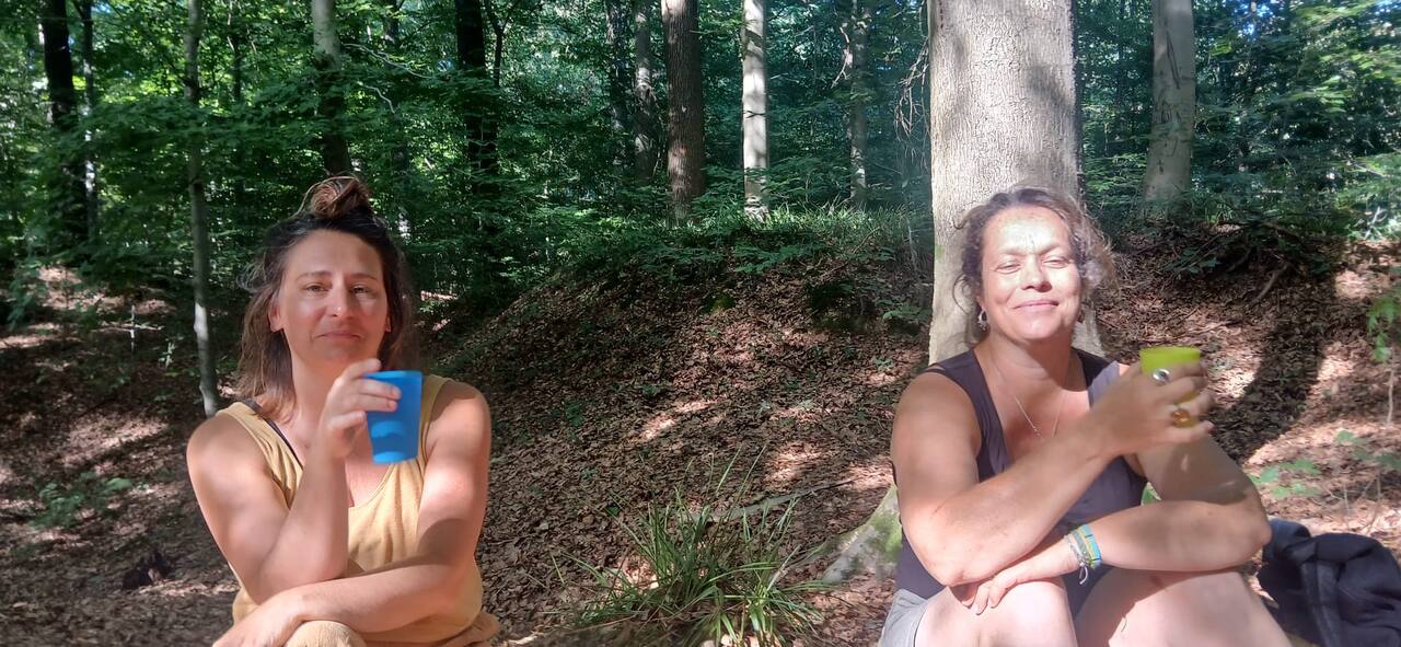 Collègues détendus en pause en forêt