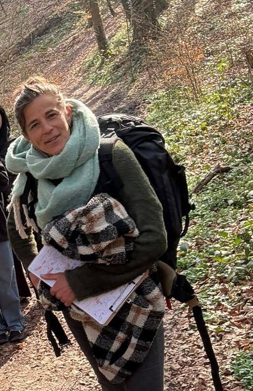 Raphaèle Van der Perre, guide certifiée UNature, en forêt